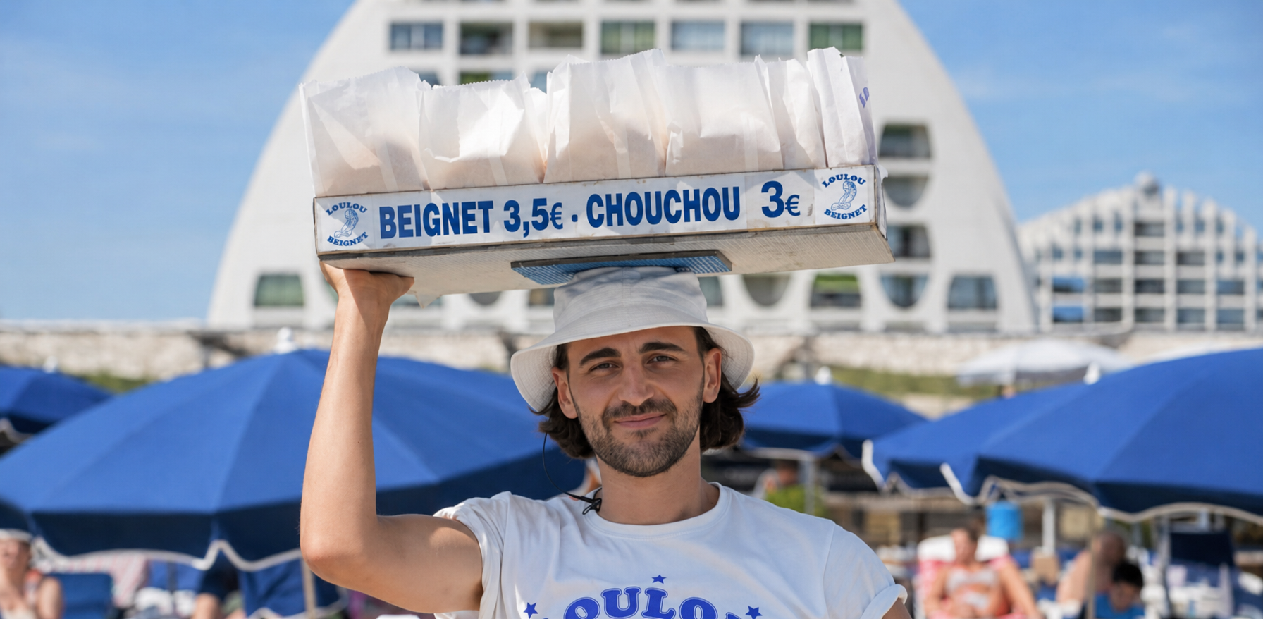 Neil portant un plateau LOULOU BEIGNET sur la plage