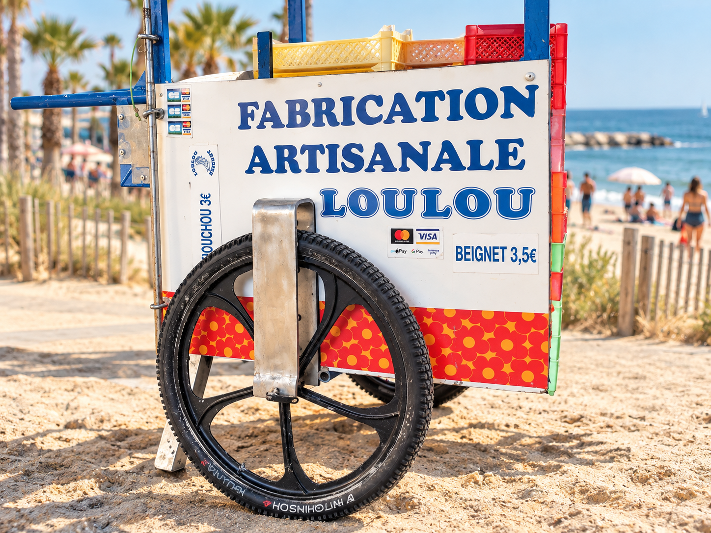 La charrette LOULOU BEIGNET installée sur le sable près de la plage