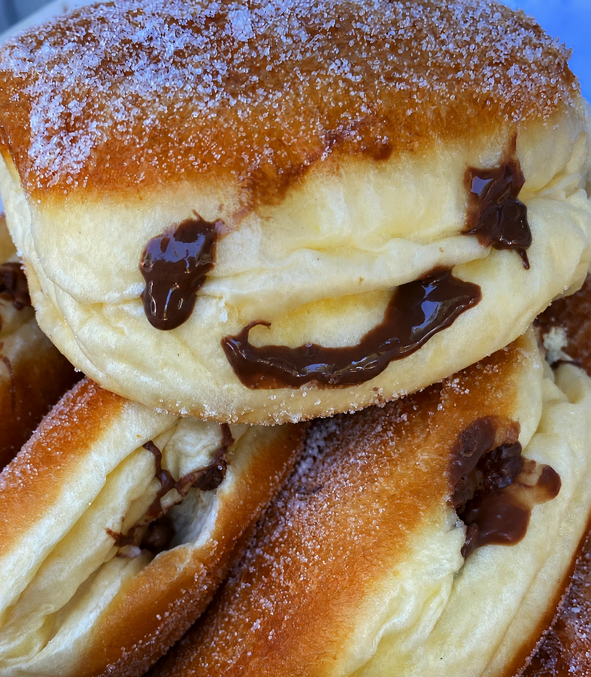 Des beignets généreusement fourrés au chocolat
