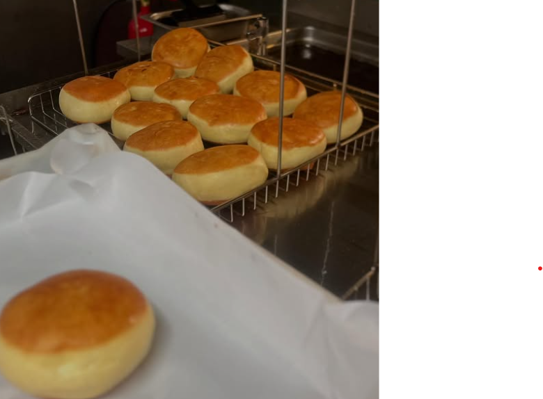 Des beignets fraîchement cuits et uniformément dorés