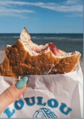 Un beignet à la framboise dégusté face à la mer